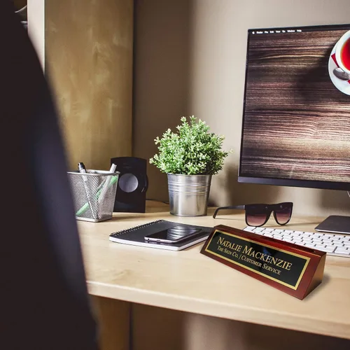 Vista 2 de Cuña de nombre personalizada para escritorio de negocios, placa de nombre de oficina para escritorio, palisandro con tarjetero, grabado gratuito