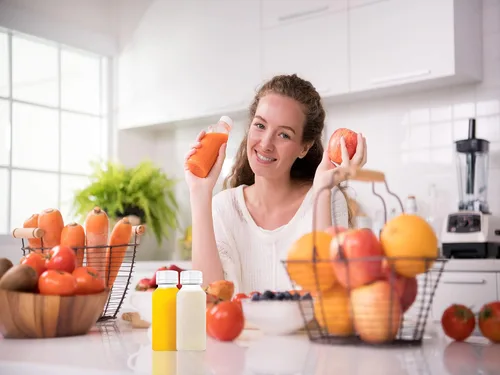 Vista 5 de Axe Sickle 6 botellas de jugo de 4 onzas, botellas de plástico para leche, recipientes para bebidas a granel con tapas a prueba de manipulaciones