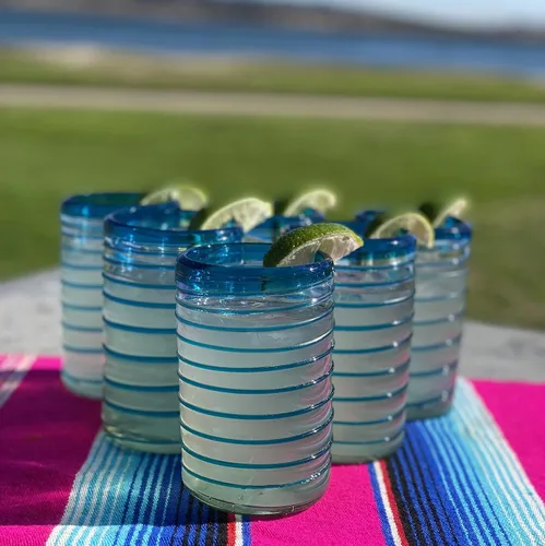 Vista 6 de Dos Sueños Vasos mexicanos soplados a mano, juego de 6 vasos con un diseño de espiral aguamarina (14 onzas cada uno)