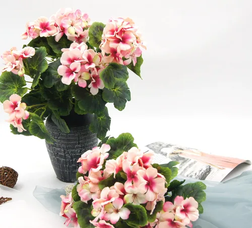 Vista 5 de 2 piezas de geranios artificiales de 18 pulgadas para exteriores, flores de geranio de seda, resistentes a los rayos UV, color rosa para bodas