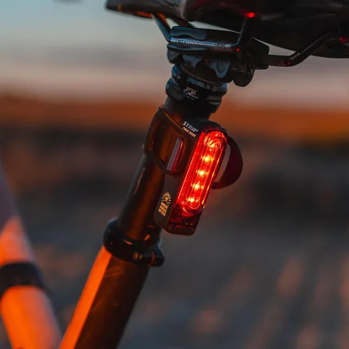 Vista 4 de LEZYNE Strip Drive Pro Bicicleta USB recargable IPX7 impermeable 270 grados visibilidad LED luz trasera con múltiples modos sólido y flash Correa