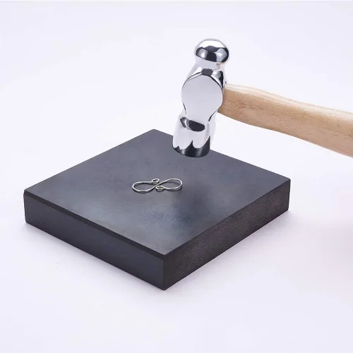 Vista 4 de BENECREAT Martillo de hierro para fabricación de joyas de 6 pulgadas de largo con mango de madera y bloque de banco de goma negra para fabricación