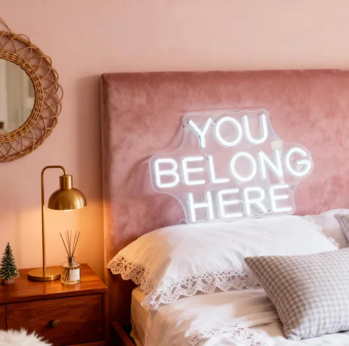 Vista 7 de Letrero de neón LED con texto en inglés "You Belong Here", luz de neón decorativa regulable alimentada por USB, para el hogar, sala de estar