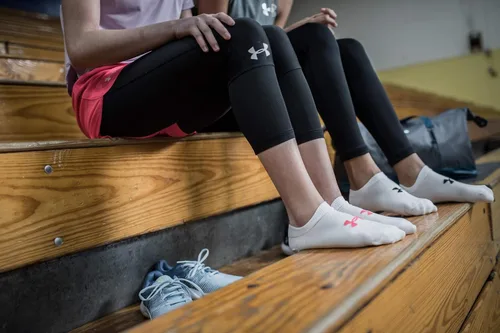 Vista 64 de Under Armour Calcetines ligeros invisibles Essential 2.0 para niños (paquete de 6)
