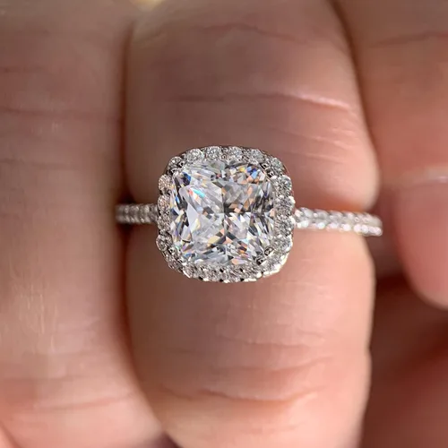 Vista 2 de HAFEEZ CENTER Anillos de compromiso de moissanita VVS con halo flotante de micropave de corte cojín de 2.5 quilates para mujer