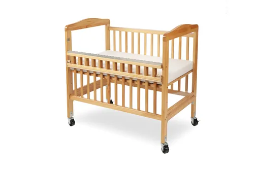 Vista 3 de LA Baby - Cuna compacta de madera no plegable con puerta de seguridad, natural