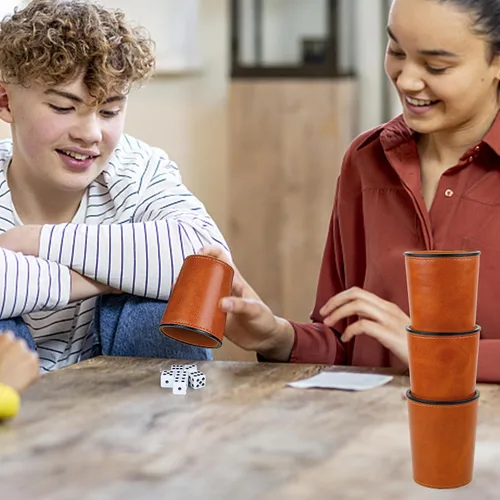 Vista 7 de Juego de tazas de dados con forro de fieltro de cuero PU de Reriver, 6 tazas silenciosas mezcladoras de dados con 36 dados para juegos de Bar Party