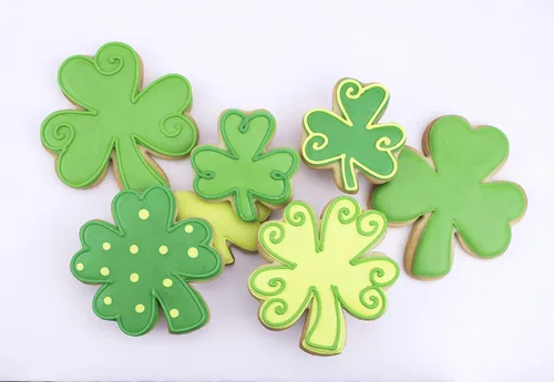 Vista 4 de Juego de 3 cortadores de galletas de trébol fabricado en los Estados Unidos por Ann Clark, Mini, mediano y grande trébol