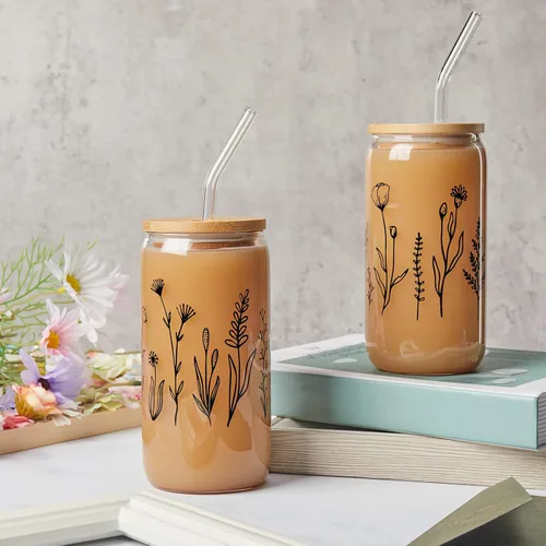 Vista 4 de Zubebe Tazas de vidrio con tapas y pajilla, diseño estético, diseño bonito, tazas de flores silvestres de Navidad, 16 onzas, taza de café helado