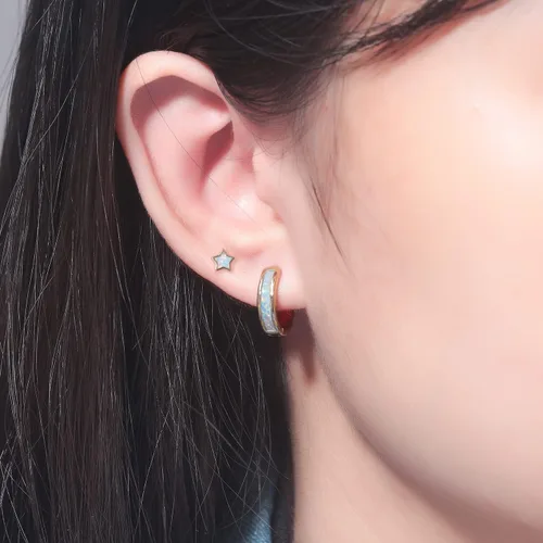Vista 78 de CiNily Aretes Huggie de ópalo con bisagras, chapados en oro, hipoalergénicos, pequeños aretes de aro para mujeres, adolescentes, niñas, hombres
