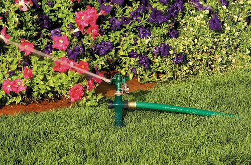 Vista 2 de Orbit rociador de agua con base puntiaguda de metal, paquete de 2 unidades., Verde