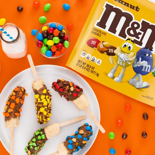 Vista 6 de M&M'S Dulces de Chocolate con Leche y Maní, Dulces de Chocolate a Granel, Tamaño Fiesta, Bolsa de 38 oz (Paquete de 2) Crunchy peanut in colorful