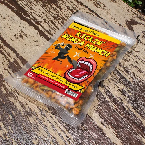 Vista 2 de Kickin' Ninja Munch Spicy Trail Mix - Divertido diseño ninja - Regalos comestibles para hombres - Mezcla picante, fabricado en los Estados Unidos