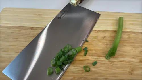 Vista 3 de Helen's Asian Kitchen - Cuchillo de chef chino para verduras, acero de carbono japonés, hoja de 8 pulgadas