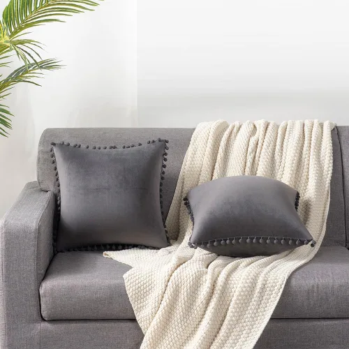 Vista 5 de DEZENE Fundas de almohada 18x18 gris oscuro: Paquete de 2 fundas de almohada decorativas cuadradas de terciopelo suave con pompones para decoración