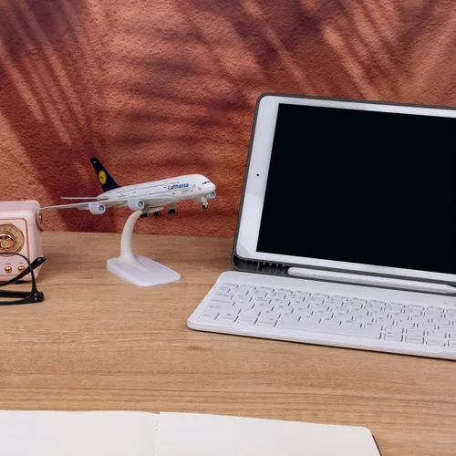 Vista 3 de 1:300 Escala Deutsche Lufthansa A380 Modelo Avión - Plano de aleación de metal para regalo y decoración