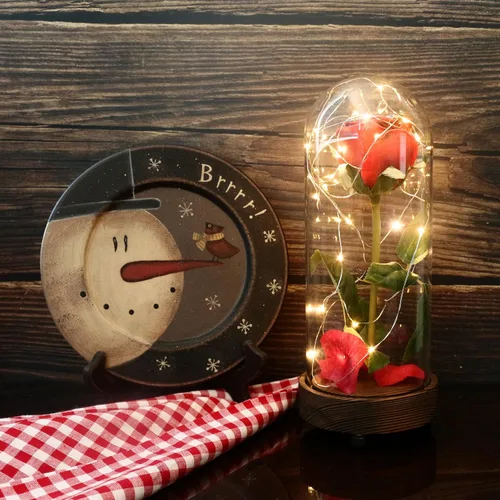 Vista 3 de CVHOMEDECO. Funciona con pilas con temporizador LED iluminado y rosa de poliuretano roja con pétalos caídos en una cúpula de cristal, gran regalo