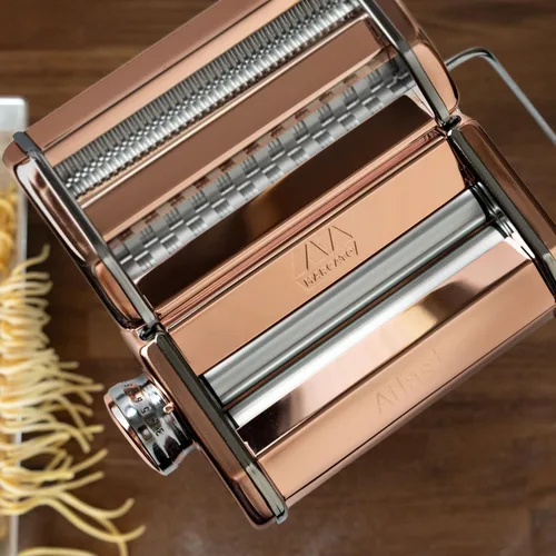 Vista 4 de Marcato Hecho en Italia Atlas+Máquina de pasta, cobre. Rodillos de acero cromado y aluminio, doble cortador para lasaña, fettuccine y espagueti