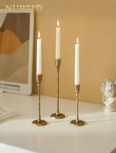 Vista 2 de NUPTIO Portavelas Cónicos de Hierro: Candelabro de Latón Antiguo para Fiesta de Acción de Gracias y Navidad - Juego de 3 Portavelas Altos Dorados