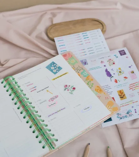 Vista 4 de Kokonote Blummen 2023 - Diario de 6.3 x 7.8 pulgadas 6.5 x 7.9 in Agenda académica con calcomanías Papelería de flores lindas