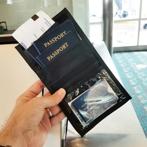 Vista 8 de Specialist ID Paquete de 2 carteras para pasaporte de viaje, ventana de exhibición de 4 x 3, cordón ajustable con ranuras para bolígrafo y 3