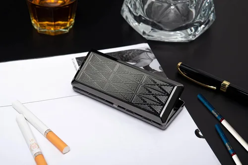 Vista 3 de Hermosa y elegante caja de cigarrillos de metal simple para damas y hombres con capacidad para 10 cigarrillos de 3.937 in (pistola de hierba negro)