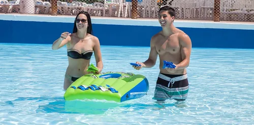 Vista 3 de Airhead Juego de Cornhole inflable para piscina y hamaca Monterey Aqua 4 en 1