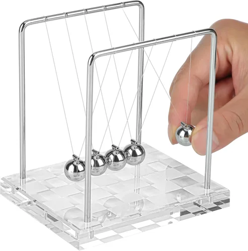 Vista 3 de Péndulo de Newton con Bolas de Equilibrio, Péndulo Clásico de Newton con Base de Tablero de Ajedrez Plateado y Blanco, Gadget de Física Científica