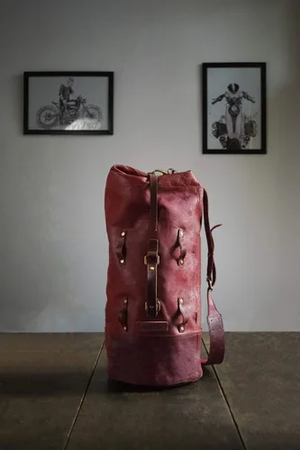 Vista 26 de Bolsa de lona para motocicleta de cuero genuino de grano completo resistente de inspiración militar Alforja Bolsa de fin de semana Con correas