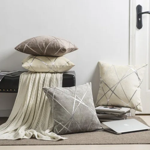 Vista 5 de GIGIZAZA - 2 paquetes de fundas de cojín de chenilla con rayas plateadas de jacquard para decoración de sofá