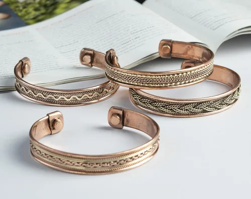 Vista 2 de Crocon Exclusivas pulseras magnéticas ajustables de cobre tibetano para mujeres y hombres, patrón indio, joyería de yoga, meditación espiritual