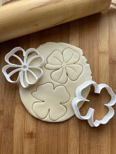 Vista 2 de Inc Set of 2 Shamrock/4 Leaf Clover Cookie Cutter - Dishwasher Safe (2")