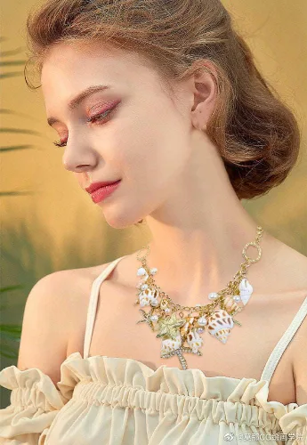 Vista 2 de Halawly Gargantilla de concha de cola de sirena, collar de moda con diseño de concha de mar y estrella de mar de perlas de imitación, collar grueso