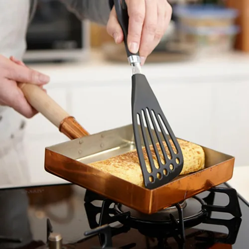 Vista 4 de Seki Japón Espátula para Zurdos Volteador de Huevos Espátula para Pescado Utensilios de Cocina - Volteador Ranurado Volteador de Huevos Utensilios