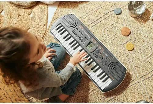 Vista 3 de Casio Casiotone SA-81 – Teclado compacto con 100 tonos y 50 ritmos Divertido para principiantes Ideal para la práctica y el aprendizaje de música