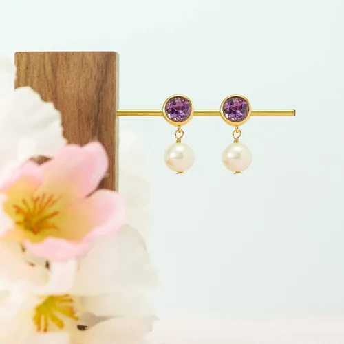 Vista 4 de Tienda Collection Aretes de tuerca chapados en oro amarillo de 18 quilates con bisel de piedra natal y perlas cultivadas de agua dulce