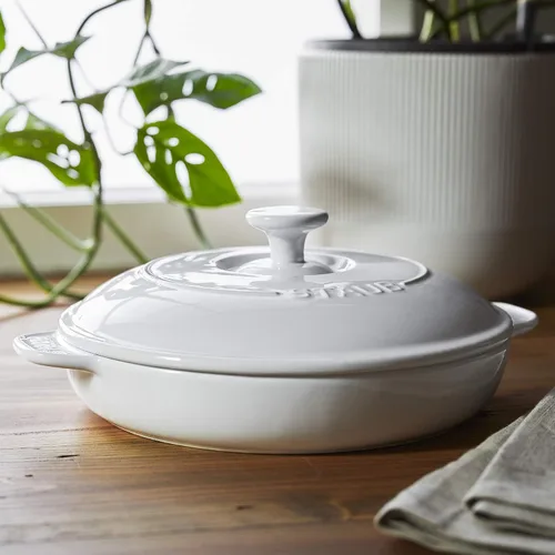 Vista 2 de STAUB Olla de cerámica redonda cubierta para brie de 8 pulgadas - Blanca