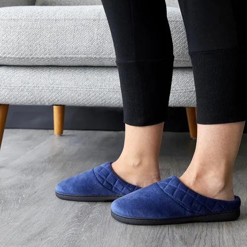 Vista 4 de Dearfoams Darcy - Pantuflas de velour de microfibra, tipo zueco con bordes acolchados, para mujer