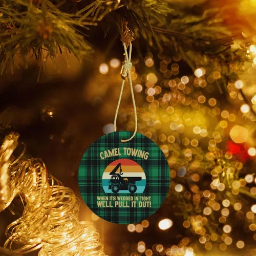 Vista 7 de Camel Towing When It's Wedged in Tight We'll Pull It Out Christmas Tree Hanging Ceramic Round Christmas Ornaments Home Decor Indoor Outdoor