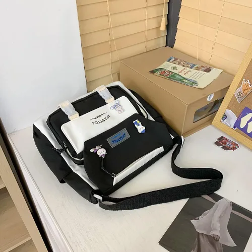 Vista 5 de Juoxeepy Bolsa de mensajero estética con colgante de relleno y pines, bolsa cruzada Kawaii para mujeres y niñas, bolsa de mensajero escolar