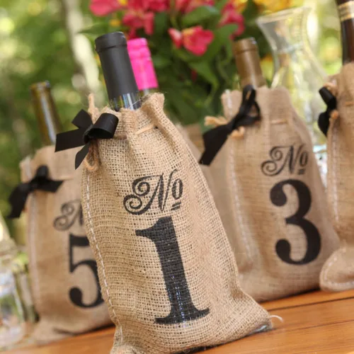 Vista 2 de Hortense B. Hewitt Juego de 10 bolsas de vino con números de mesa de arpillera, accesorios de boda
