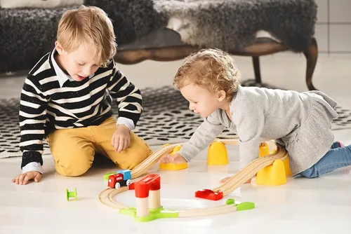 Vista 2 de BRIO World 33710 - Mi primer tren de batería ferroviario Juego de 25 piezas de tren de madera para niños pequeños Incluye accesorios y pistas