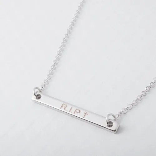 Vista 3 de Petite Boutique Collar de barra con nombre chapado en oro de 16 quilates, grabado a máquina, collar personalizado para boda, graduación