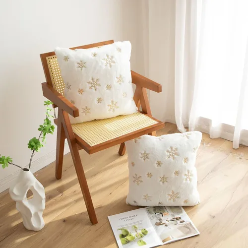 Vista 2 de LIGICKY Juego de 2 fundas de almohada de piel sintética blanca esponjosa con copos de nieve de lentejuelas doradas, decorativas, suaves, peludas