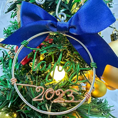 Vista 4 de Adorno de Navidad personalizado con nombre de alambre 2023, palabras hechas a mano personalizadas, latón macizo para decoración del árbol