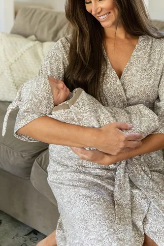 Vista 3 de Baby Be Mine Conjunto de bata de maternidad y manta a juego camisón de lactancia bebé niño niña