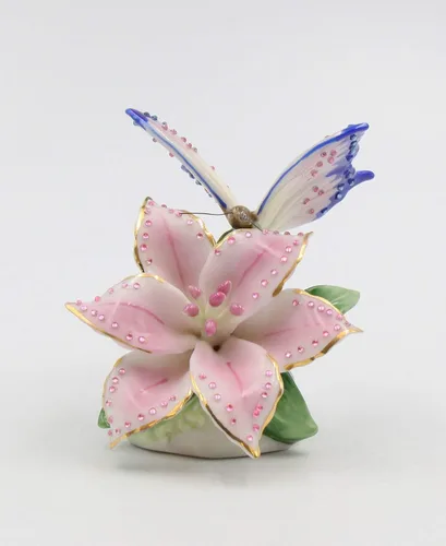 Vista 3 de Cosmos Gifts Figura de mariposa de porcelana fina con flor de lirio Stargazer rosa, 3-1/4 pulgadas de alto