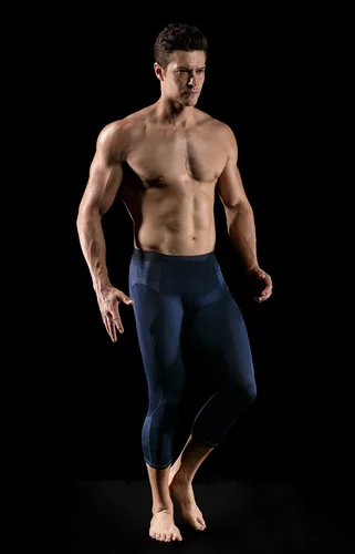 Vista 4 de TSLA Pantalones de compresión 34 para hombre, mallas de entrenamiento para correr, leggings atléticos capri de secado fresco, capa base de yoga