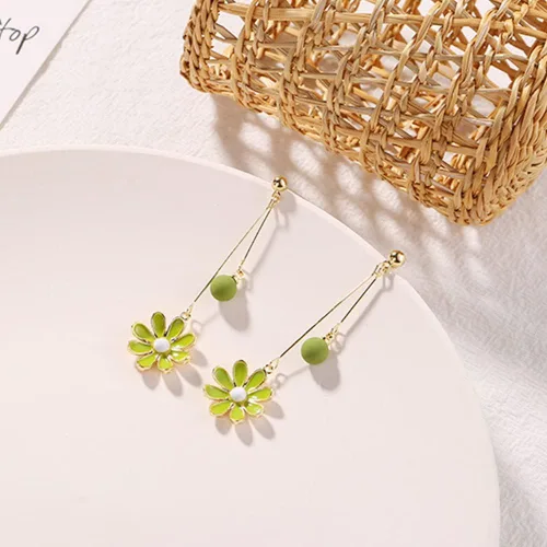 Vista 6 de Aretes de tuerca con diseño de margarita. Bonitos aretes colgantes de crisantemo con diseño de flor de sol para mujer