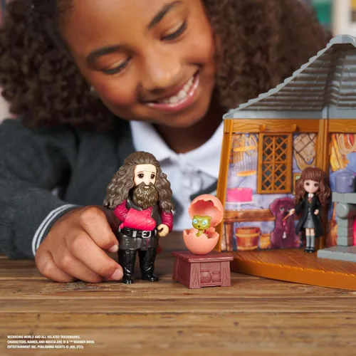 Vista 8 de Wizarding World, juego de Harry Potter, Hagrid's Hut, con 2 figuras y 9 accesorios para muñecas